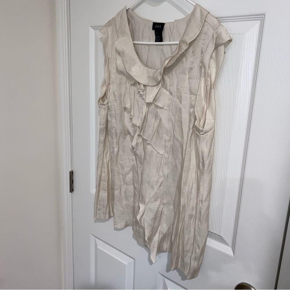 RQT Cream (Shimmery) Ruffle Women's Top - Size XL (Fits like a Large)